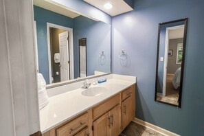 Apartamento (2 Bedrooms) | Banheiro | Toalhas de banho, sabonete, shampoo, papel higiênico