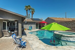 Outdoor pool, pool loungers - Coral Havasu Vacation (Lake Havasu City)