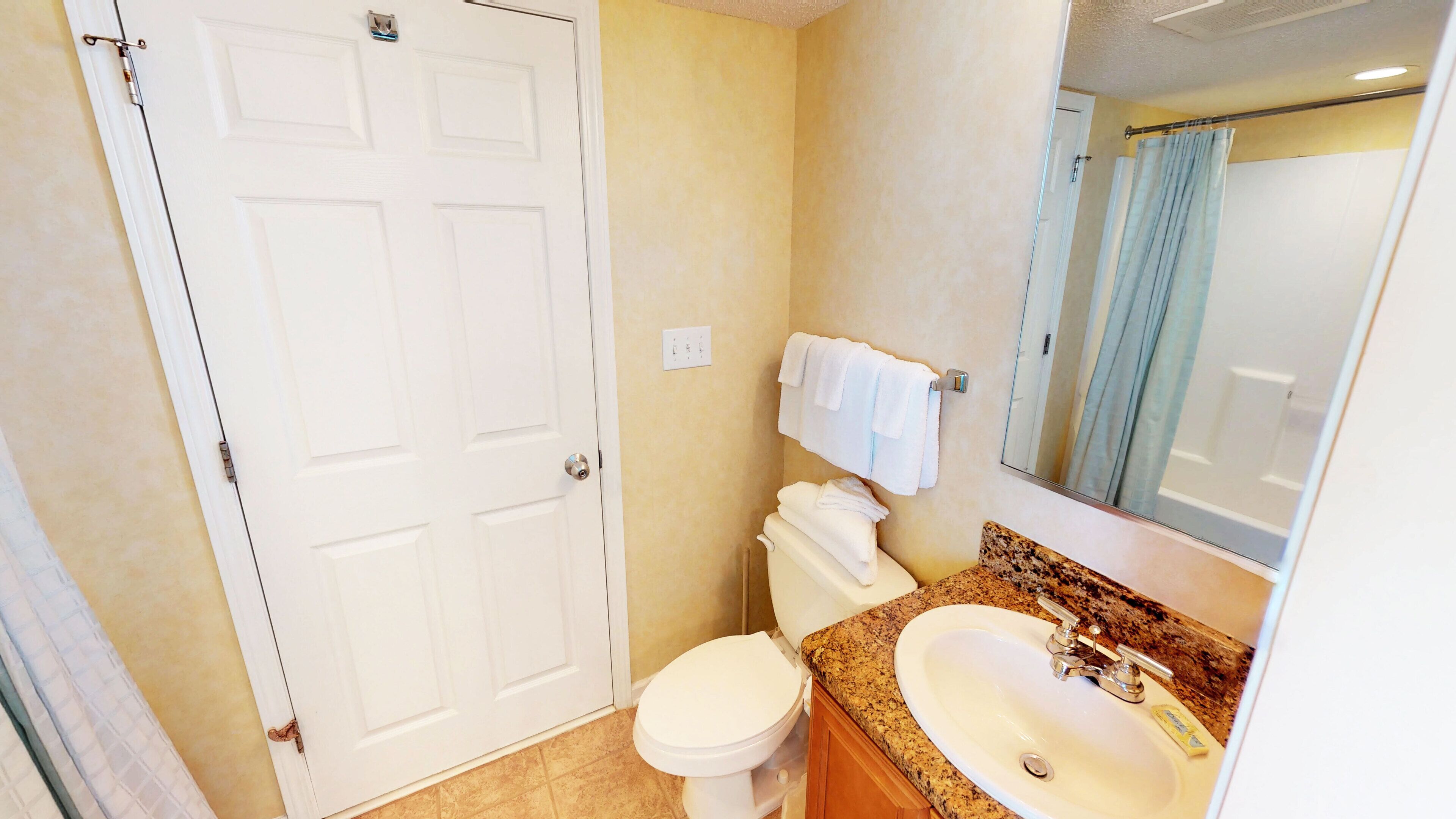 Apartment (4 Bedrooms) | Bathroom | Towels, soap, shampoo, toilet paper