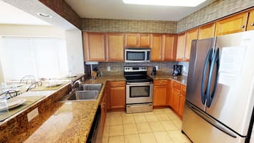 Apartment (4 Bedrooms) | Private kitchen | Coffee/tea maker, microwave, oven, stovetop