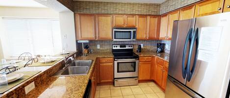 Apartment (4 Bedrooms) | Private kitchen | Microwave, oven, stovetop, dishwasher