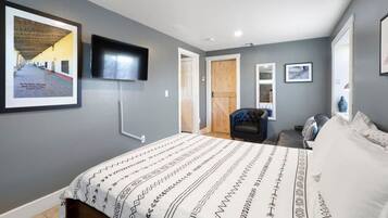 Apartment (2 Bedrooms) | 2 bedrooms, laptop workspace, iron/ironing board, bed sheets