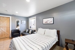 公寓 (2 Bedrooms) | 2 間臥室、筆電工作空間、熨斗/熨衣板、床單