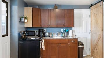 Apartment (2 Bedrooms) | Private kitchen | Microwave, oven, stovetop, coffee/tea maker