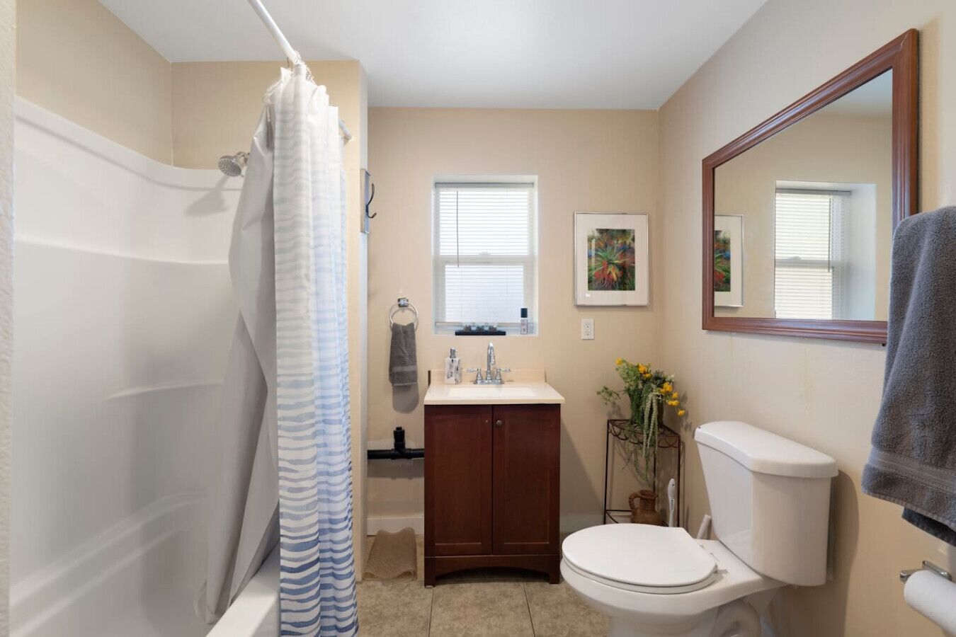 Apartment (2 Bedrooms) | Bathroom | Towels, soap, shampoo, toilet paper