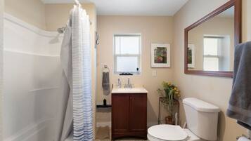 Apartment (2 Bedrooms) | Bathroom | Towels, soap, shampoo, toilet paper