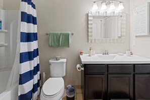 Apartemen (1 Bedroom) | Kamar mandi | Handuk, sabun, sampo, dan tisu toilet