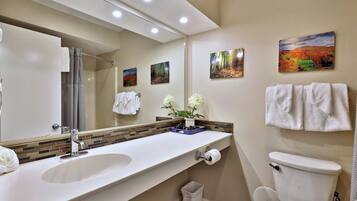 Căn hộ (1 Bedroom) | Phòng tắm | Máy sấy tóc, khăn tắm, xà phòng, dầu gội