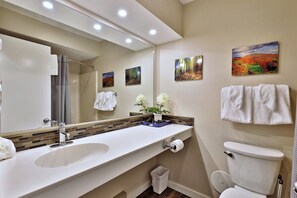 Apartment (1 Bedroom) | Bathroom | Hair dryer, towels, soap, shampoo - Cozy Hotel Room Style Studio Condo With Pool (Killington)