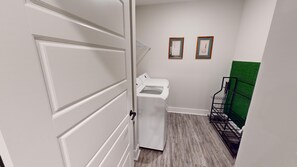 Interior - Crow Creek 1706 (Calabash)