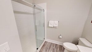 Apartment (3 Bedrooms) | Bathroom | Towels, soap, shampoo, toilet paper - Crow Creek 1706 (Calabash)