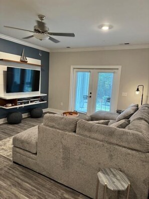 Interior - Crow Creek 1706 (Calabash)