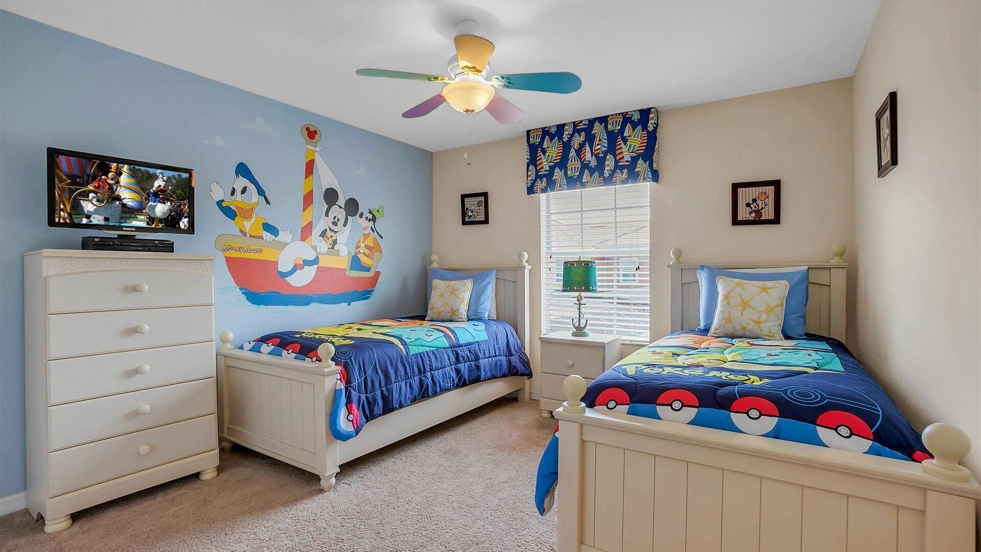 4 makuuhuonetta, silitysrauta/-lauta, vuodevaatteet