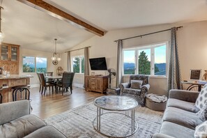 Interior - Colorado Retreat With Pikes Peak View (Colorado Springs)