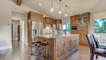 ํ์ฐ์ค (4 Bedrooms) | ์ ์ฉ ์ฃผ๋ฐฉ | ์ ์๋ ์ธ์ง, ์ค๋ธ, ์ฟกํ, ์๊ธฐ ์ธ์ฒ๊ธฐ