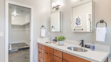 House (5 Bedrooms) | Bathroom | Towels, soap, shampoo, toilet paper