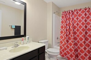 Apartment (3 Bedrooms) | Bathroom | Towels, soap, shampoo, toilet paper - Cozy 3bd, 3BA Downtown Indy (Indianapolis)