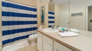 Διαμέρισμα (3 Bedrooms) | Μπάνιο | Πετσέτες, Σαπούνι, Σαμπουάν, Χαρτί υγείας