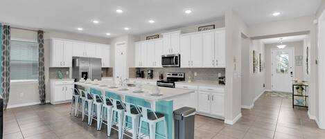 Talo (Multiple Bedrooms) | Yksityinen keittiö | Mikroaaltouuni, uuni, liesi, astianpesukone