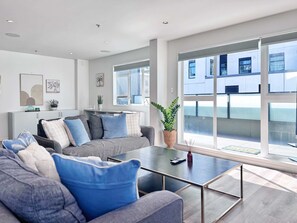TV - Family Friendly CBD Penthouse 3BR vs AC & Parking (Auckland City)