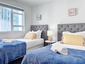 3 bedrooms, iron/ironing board, WiFi, bed sheets - Family Friendly CBD Penthouse 3BR vs AC & Parking (Auckland City)