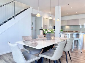 Dining - Family Friendly CBD Penthouse 3BR vs AC & Parking (Auckland City)