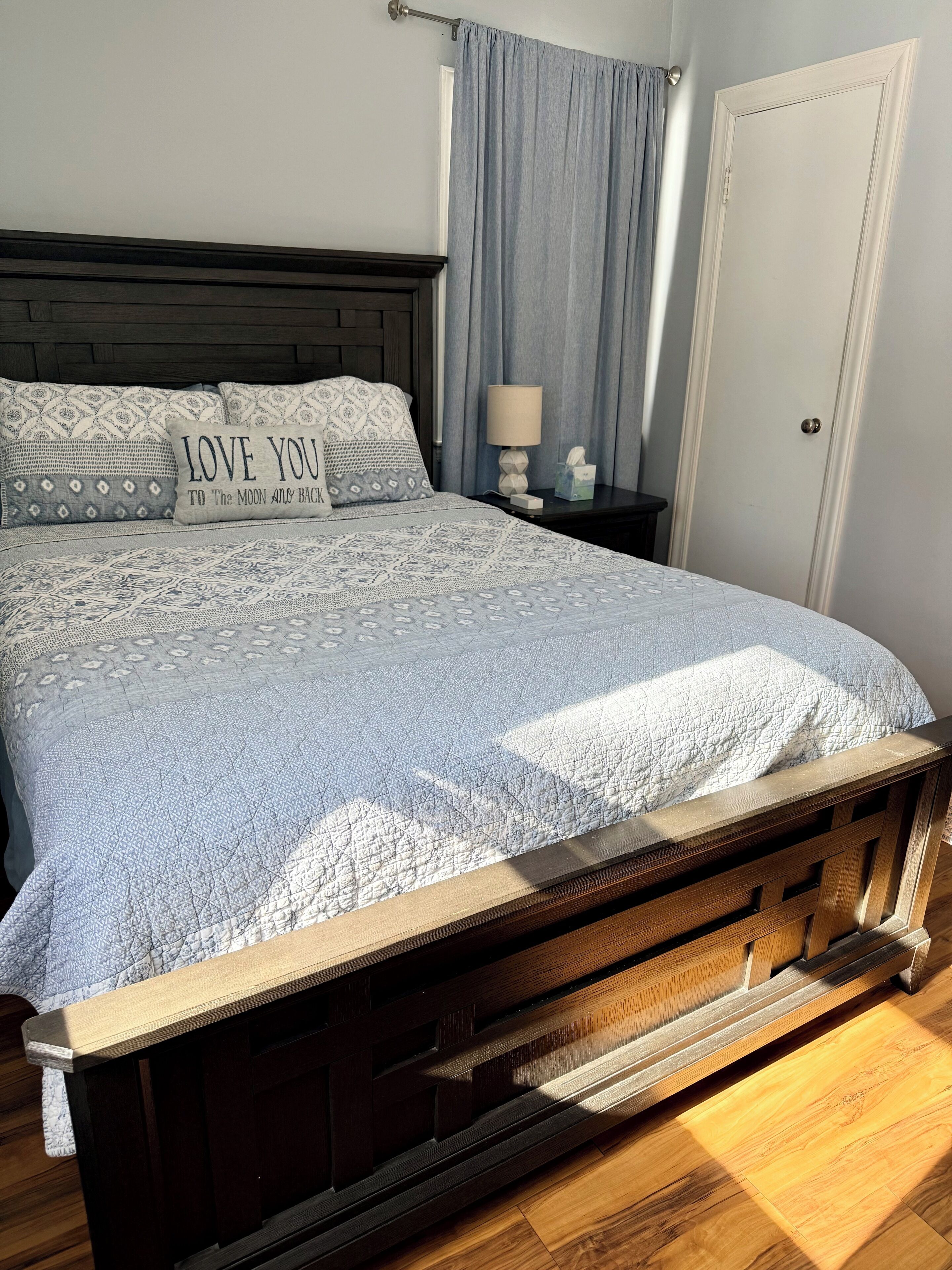 Tabla de planchar con plancha, wifi y ropa de cama 