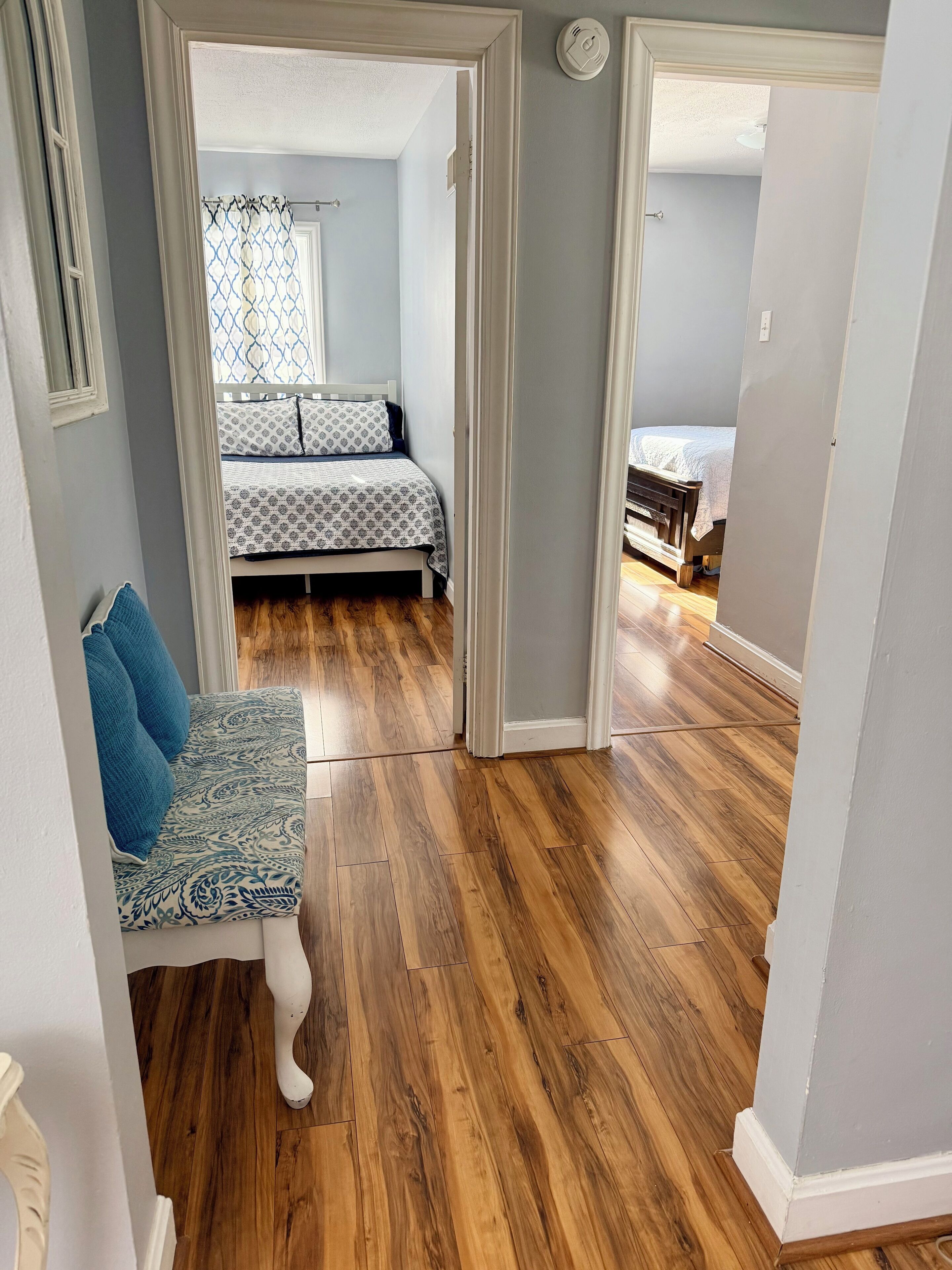 Tabla de planchar con plancha, wifi y ropa de cama 