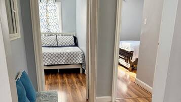 Tabla de planchar con plancha, wifi y ropa de cama