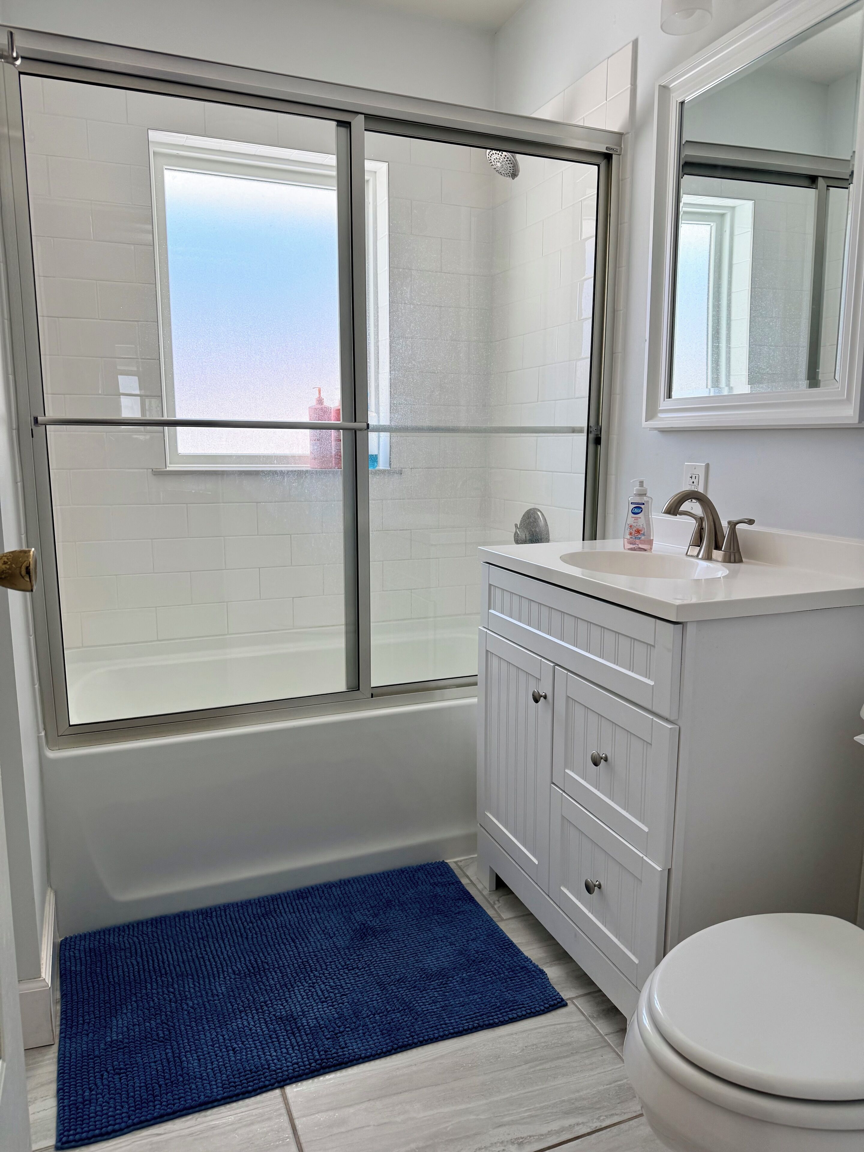 Secadora de cabello, toallas, jabón, papel de baño 