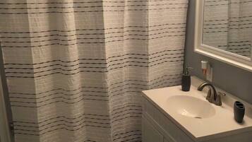 Een haardroger, handdoeken, zeep, toiletpapier