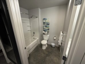 Towels, soap, toilet paper - Adorable 1-bedroom apartment in nice Sammamish neighborhood (Sammamish)