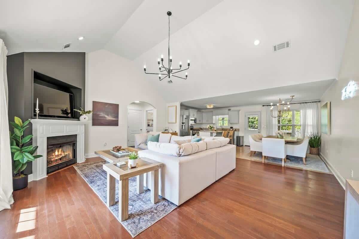 Smart TV, fireplace