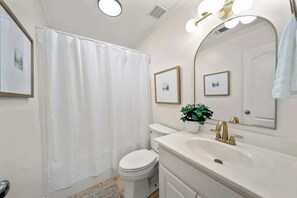 Doccia, asciugacapelli, asciugamani, shampoo