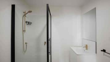 Een douche, een haardroger, handdoeken, zeep