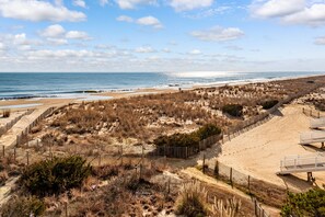 On the beach - Oceanfront 2 Bed/2 Bath, Sleeps 8 (Ocean City)