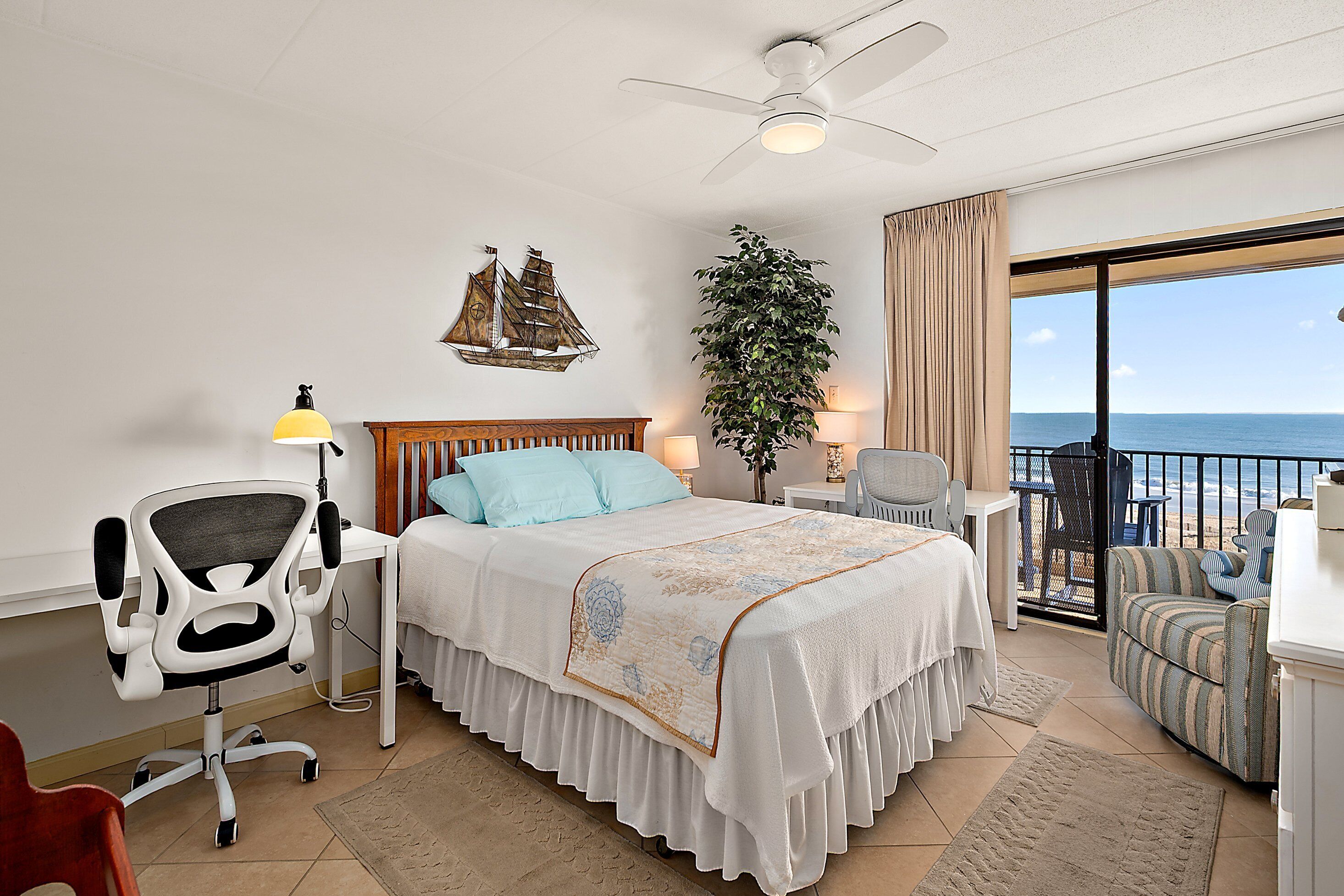 Escritorio, tabla de planchar con plancha, wifi gratis y ropa de cama 