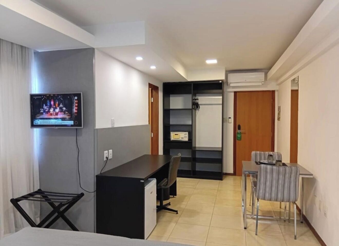 Quarto casal ou duplo clássico, vista para a cidade | Cofres nos quartos, escrivaninha, espaço de trabalho para notebook