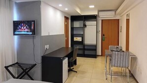 Phòng đôi hoặc 2 giường đơn phong cách cổ điển, quang cảnh thành phố | Két bảo mật tại phòng, bàn, khu vực làm việc phù hợp cho laptop 