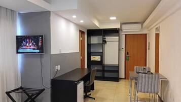 Quarto casal ou duplo clássico, vista para a cidade | Cofres nos quartos, escrivaninha, espaço de trabalho para notebook