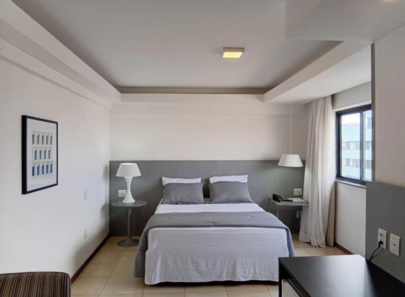 Classic-værelse med dobbeltseng eller 2 enkeltsenge - byudsigt | Pengeskab på værelset, skrivebord, arbejdsområde til bærbare computere