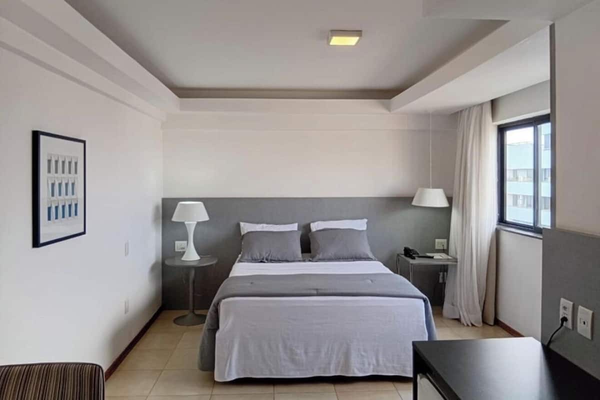 Classic-værelse med dobbeltseng eller 2 enkeltsenge - byudsigt | Pengeskab på værelset, skrivebord, arbejdsområde til bærbare computere