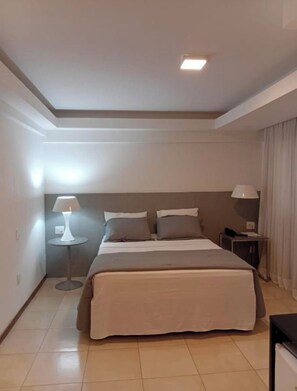 Classic-værelse med dobbeltseng eller 2 enkeltsenge - byudsigt | Pengeskab på værelset, skrivebord, arbejdsområde til bærbare computere