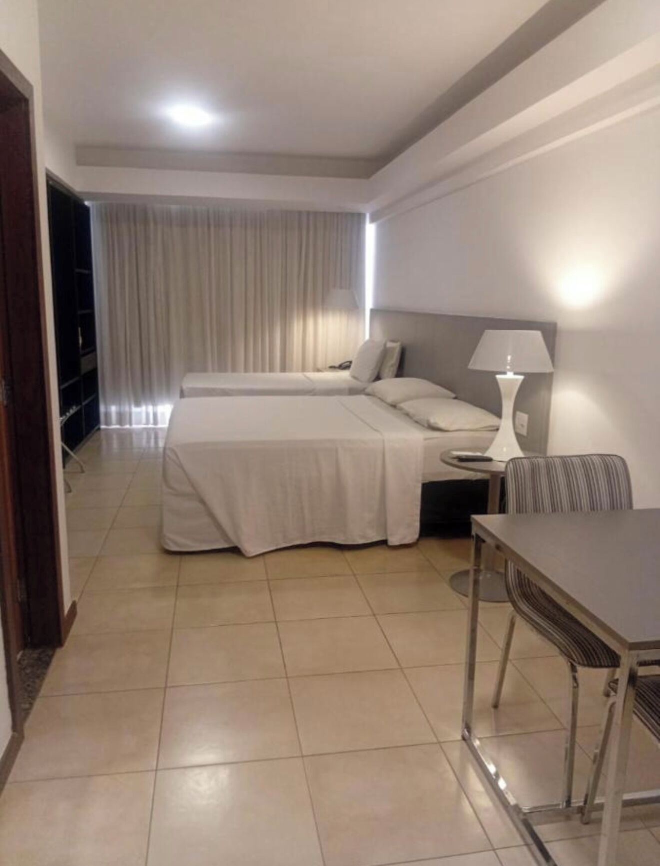 Classic-værelse til 3 personer - byudsigt | Pengeskab på værelset, skrivebord, arbejdsområde til bærbare computere