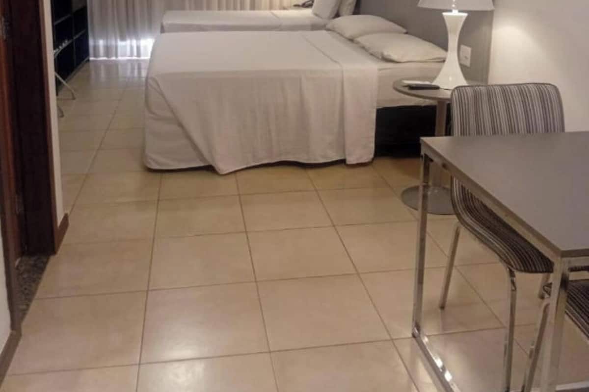 Classic-værelse til 3 personer - byudsigt | Pengeskab på værelset, skrivebord, arbejdsområde til bærbare computere