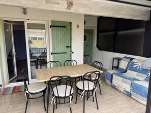 Outdoor dining - HOLIDAYLAND VILLA 207 RESIDENCE LES JARDINS D'ULYSSE AIR CONDITIONED 3 BEDROOMS 60 m2 (NARBONNE PLAGE)