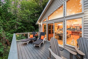 Outdoor dining - Castaway Waterfront Retreat w/ Game Room & Kayaks! (Lilliwaup)