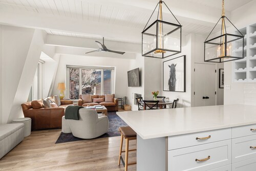 Top-Floor Aspen Condo One Block from Gondola with Fireplace & Vaulted Ceilings