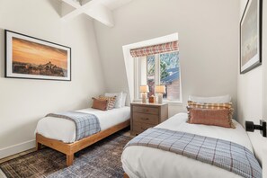 3 bedrooms, free WiFi, bed sheets - Top-Floor Aspen Condo One Block from Gondola with Fireplace & Vaulted Ceilings (Aspen)