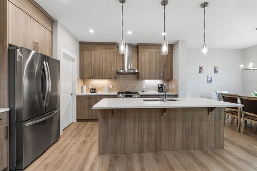 Brand New Modern Luxary Home | 5BR Home | YYC | Banff 1hr | Garage l King-Bed